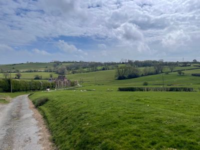 Following sheep- and cottage-lined tracks through Broad Street